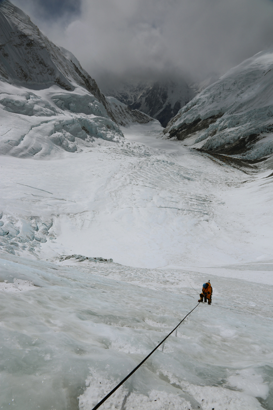 Dia-de-ventos-fortes-no-Everest-e-equipe-MINI-desfrutando-e-escalando-sozinha-a-parede-Lhotse--momento-raro